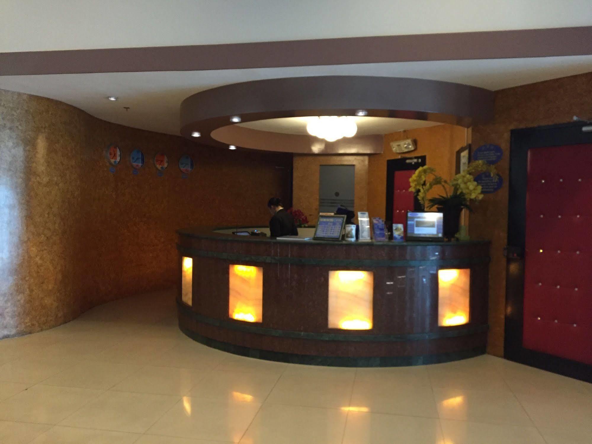Icon Hotel Manila Exterior foto